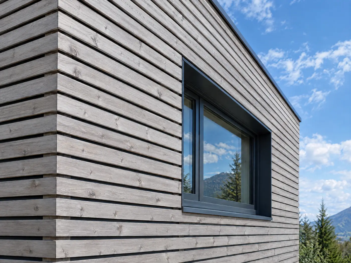 Dieselbe Lärchenfassade mit silbergrauer Patina
